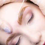 hacer laminado de cejas